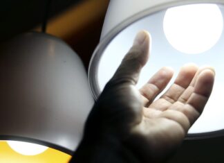 Aneel aprova R$ 5,5 bi para reduzir conta de luz em 22 distribuidoras