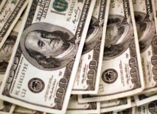 Dólar cai para R$ 5 e bolsa sobe com alívio no Oriente Médio