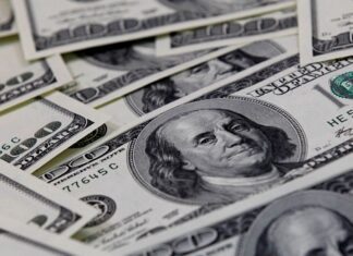 Dólar cai para R$ 4,98, e bolsa sobe em dia de alívio