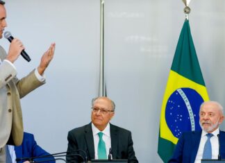 Lula assina MP e zera “taxa das blusinhas”
