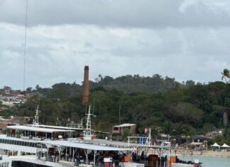 Ferry-Boat Opera Com Quatro Navios E Fluxo Tranquilo Em Salvador E Na Ilha