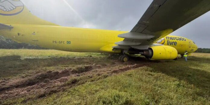 Avião de carga desliza e sai da pista do aeroporto de Salvador