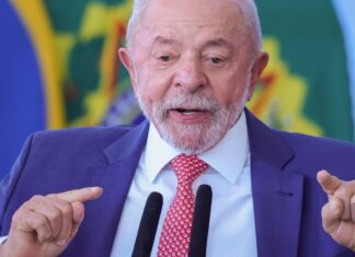 Lula cobra respeito e rejeita interferência dos EUA Lula cobra respeito e rejeita interferência dos EUA