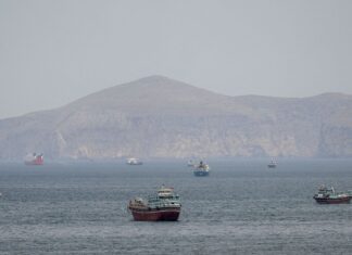 Mísseis atingem navio de guerra dos EUA que tentava entrar em Ormuz Mísseis atingem navio de guerra dos EUA que tentava entrar em Ormuz
