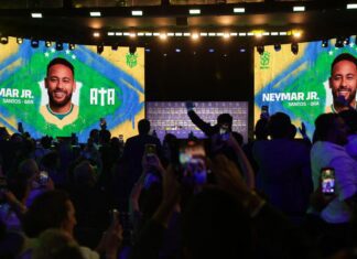 Neymar não treina em apresentação e preocupa a duas semanas da Copa Neymar não treina em apresentação e preocupa a duas semanas da Copa