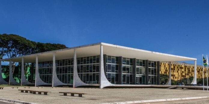 STF retoma julgamento de ações sobre lei da igualdade salarial