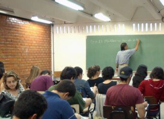 Metade dos professores formados em EAD tem desempenho insuficiente