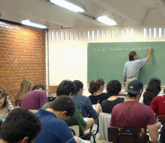 Metade dos professores formados em EAD tem desempenho insuficiente