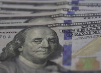 Dólar cai para R$ 5,03 com alívio geopolítico e foco nos EUA
