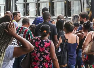 Número de pessoas em busca de emprego há dois anos ou mais cai 21,7%