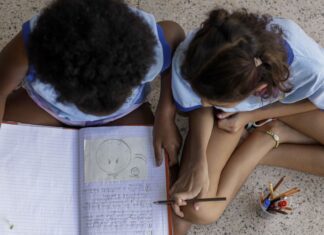 Metade dos estudantes não vê debate antirracista na escola, diz estudo