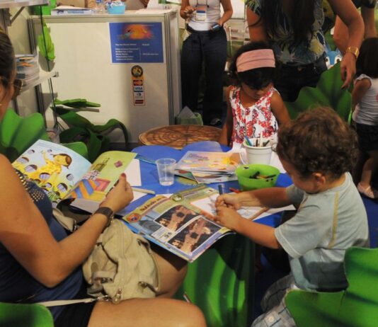 Estudo revela que 53% das famílias raramente leem para criança