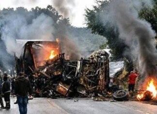 Colisão Entre ônibus E Carreta Deixa Mortos E Veículos Em Chamas Em Rodovia