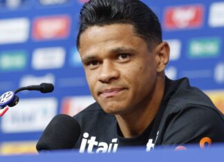 Aposta de Ancelotti, Douglas Santos explica apoio tático a Vini Jr. Aposta de Ancelotti, Douglas Santos explica apoio tático a Vini Jr.