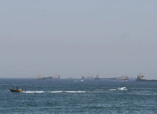 EUA lançam novos ataques ao Irã; forças iranianas fecham Ormuz EUA lançam novos ataques ao Irã; forças iranianas fecham Ormuz