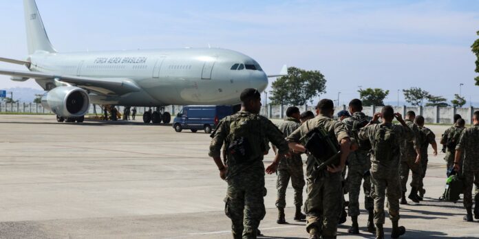 FAB envia militares e 18 toneladas de medicamentos para a FAB envia militares e 18 toneladas de medicamentos para a Venezuela