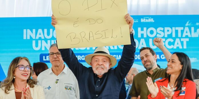 Lula volta a defender o Pix e fala em articulação de Flávio Bolsonaro