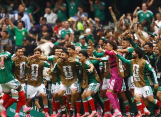 México abre Copa vencendo África do Sul em duelo com três expulsões México abre Copa vencendo África do Sul em duelo com três expulsões