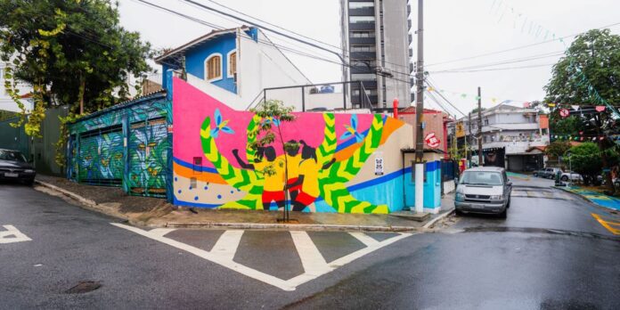 Mural em SP celebra futebol feminino um ano antes da Mural em SP celebra futebol feminino um ano antes da Copa no Brasil