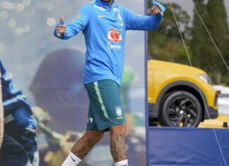 Neymar não viaja com seleção para Cleveland; segue em tratamento Neymar não viaja com seleção para Cleveland; segue em tratamento