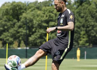 Neymar volta a treinar com a seleção a 2 dias do jogo contra o Haiti Neymar volta a treinar com a seleção a 2 dias do jogo contra o Haiti