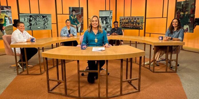 Sem Censura recebe pioneiras do futebol a um a 1 Sem Censura recebe pioneiras do futebol a um a 1 ano da Copa no Brasil