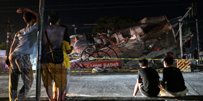 Terremoto de magnitude 7,8 atinge sul das Filipinas Terremoto de magnitude 7,8 atinge sul das Filipinas