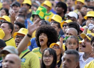 Torcedores se reúnem no centro de SP para assistir ao jogo do Brasil Torcedores se reúnem no centro de SP para assistir ao jogo do Brasil