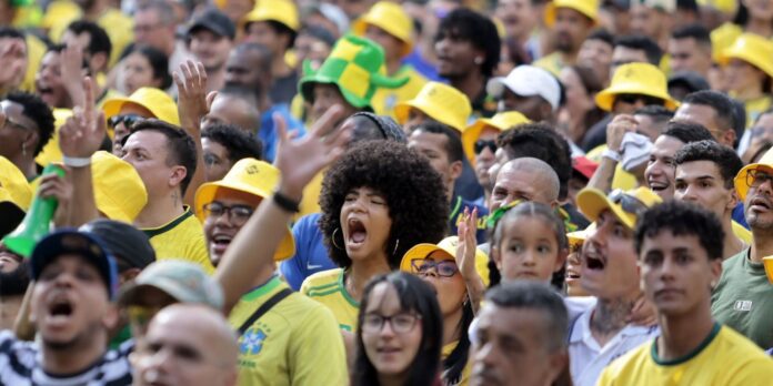 Torcedores se reúnem no centro de SP para assistir ao Torcedores se reúnem no centro de SP para assistir ao jogo do Brasil