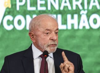 Governo estuda devolução de celular roubado nos Correios, diz Lula