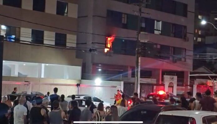 1783623725_incendio-atinge-predio-em-costa-azul-e-assusta-mor0133509500202607082152.jpg