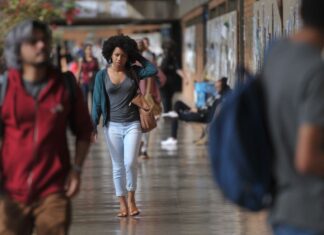 Mais da metade dos graduandos já abdicaram de estudos para cuidar de f