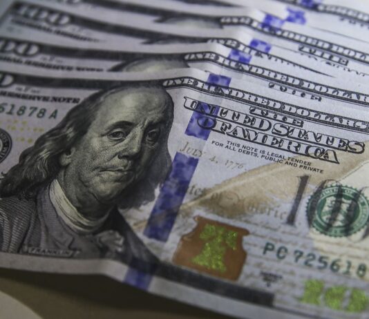 Dólar fica estável em R$ 5,08, mas cai 0,58% na semana