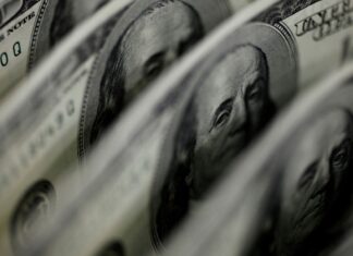 Dólar sobe para R$ 5,11, e bolsa fica estável, apesar de tensão global