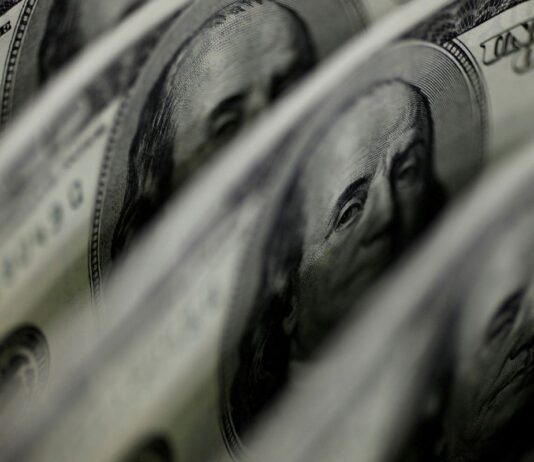 Dólar sobe para R$ 5,11, e bolsa fica estável, apesar de tensão global