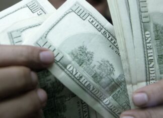 Dólar fecha estável, mas acumula queda de 1,82% em julho