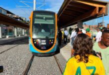 Embarque E Desembarque De Passageiros Do VLT Chega Até O Bairro De Praia Grande