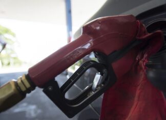 Com nova alta mundial do petróleo, governo mantém desconto na gasolina