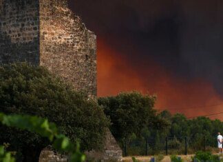Incêndios florestais ameaçam cidade histórica francesa de Bordeaux Incêndios florestais ameaçam cidade histórica francesa de Bordeaux