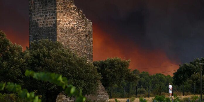 Incêndios florestais ameaçam cidade histórica francesa de Bordeaux
