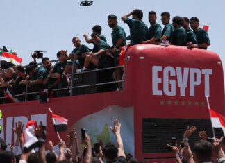 Jogadores do Egito são recebidos como heróis após atuação na Copa Jogadores do Egito são recebidos como heróis após atuação na Copa