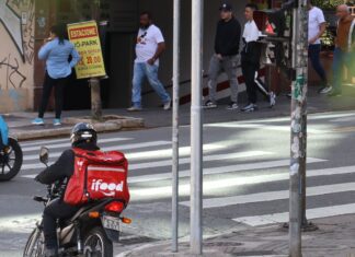Liminar obriga INSS e iFood a atenderem entregadores acidentados Liminar obriga INSS e iFood a atenderem entregadores acidentados