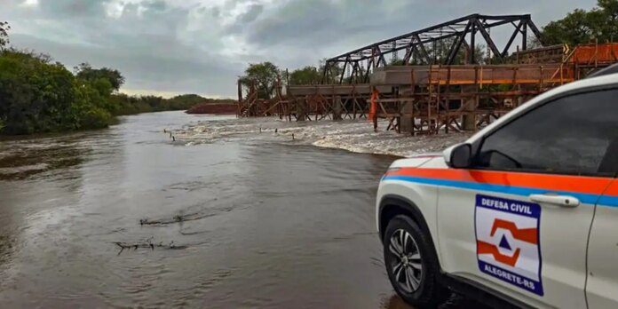 Rio Grande do Sul segue em alerta vermelho para chuvas Rio Grande do Sul segue em alerta vermelho para chuvas até quarta (22)