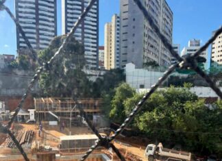 Moradores Denunciam Fechamento De Rua Para Atender Obra De Empreendimento Privado, Em Salvador