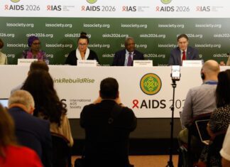 Infecções e mortes por HIV caem, mas falta de recursos ameaça avanços