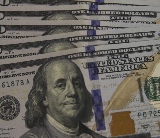 Dólar cai para R$ 5,08, e bolsa recua pela quarta vez consecutiva