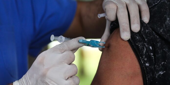 movimentacao_de_idosos_no_posto_da_612_sul_para_vacinacao_contra_influenza2403209966.jpg