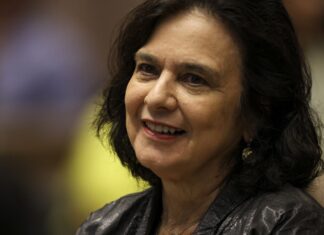 Nísia Trindade lança livro sobre bastidores da covid-19
