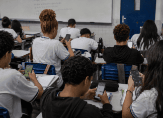 Uso De Telas Já Preocupa 8 Em Cada 10 Escolas; Famílias Relatam Mudanças No Comportamento Das Crianças