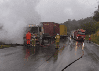 Incêndio E Colisão De Veículos Causam Interdição Na BR-242 Na Bahia